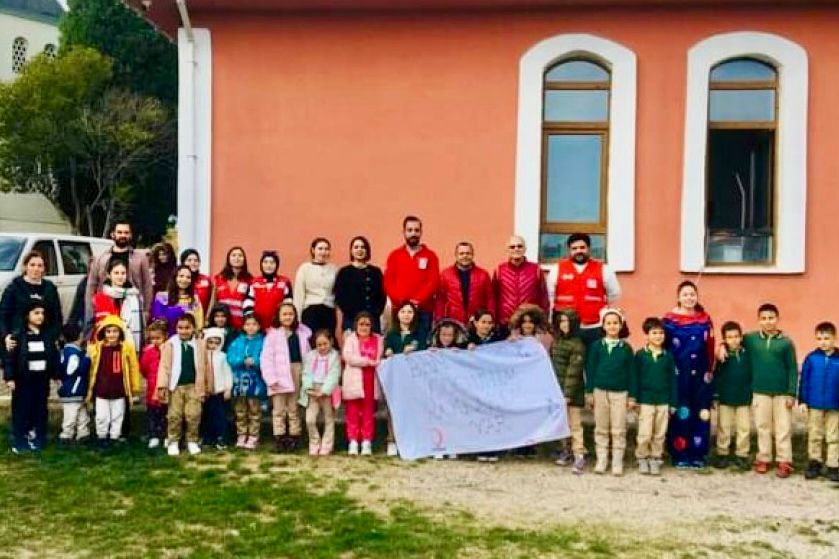 KIZILAY’DAN KÖYDE ETKİNLİK