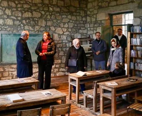 TAŞ MEKTEP TARİHİ EĞİTİM MÜZESİNE EŞİYLE ZİYARET