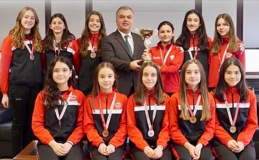 YILDIZ KIZLARDAN BELEDİYE BAŞKANINA ZİYARET