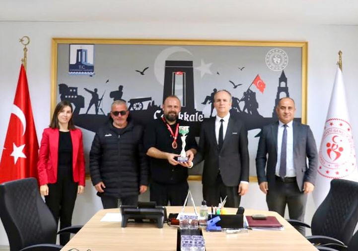 BAŞARILARINI İL MÜDÜRÜYLE PAYLAŞTILAR