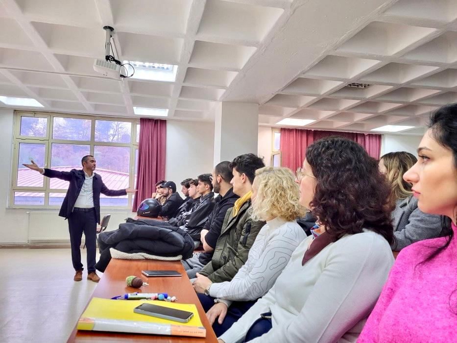 ÇAN MYO MÜDÜRÜNDEN DÜNYA İNSAN HAKLARI GÜNÜ SÖYLEŞİSİ