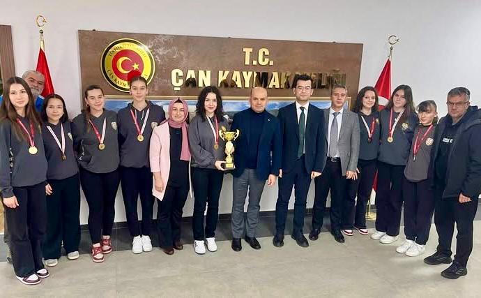 ÇİBAL GENÇ KIZLAR VOLEYBOL TAKIMINDAN KAYMAKAMA ZİYARET