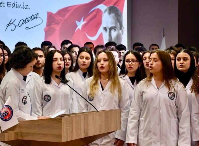 DİŞ HEKİMİ ÖĞRENCİLERİNE BEYAZ ÖNLÜK