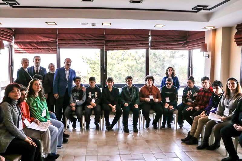 VALİ VE EŞİ OTİZM VE MÜZİK KIŞ KAMPI GALA KONSERİNE KATILDI