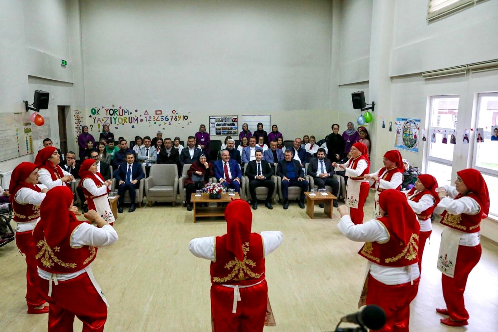 VALİ VE EŞİ YENİCE’DEKİ ENGELLİLER GÜNÜ PROGRAMINA KATILDI