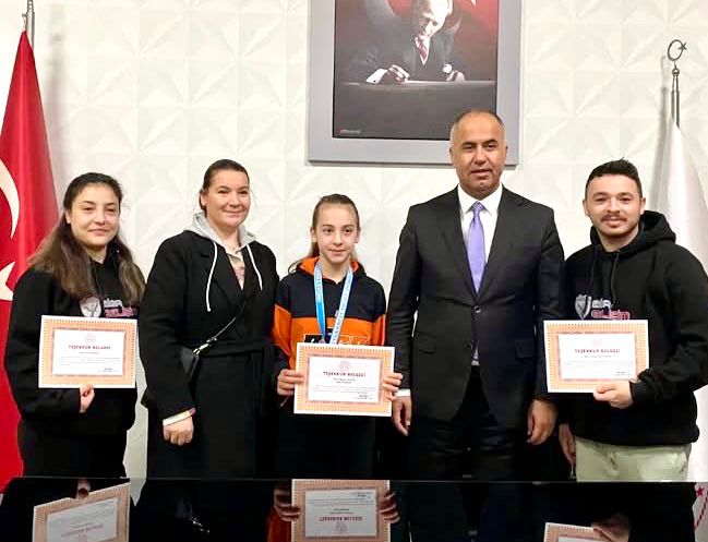 MİLLİ EĞİTİM MÜDÜRÜ BİGALI YÜZÜCÜYÜ ÖDÜLLENDİRDİ