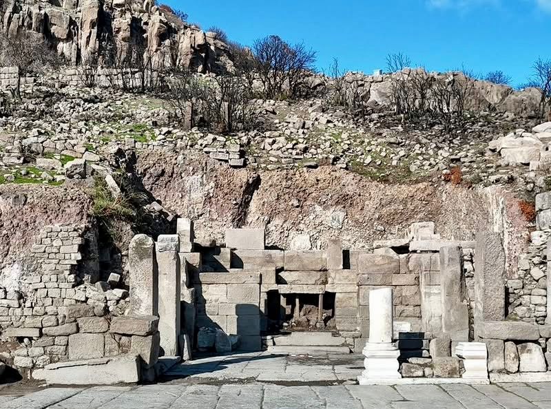ASSOS KAZILARINDA TARİHİ MOZAİK VE ANIT BULUNDU
