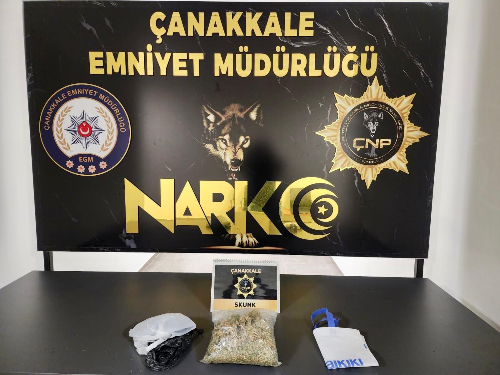 DÖRT ŞAHSIN ÜST VE ARAÇ ARAMASINDA 345 GRAM ESRAR MADDESİ ELE GEÇİRİLDİ