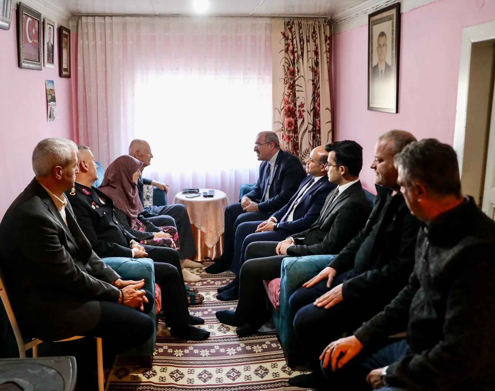 VALİDEN TERZİALANLI ŞEHİT BİNBAŞININ AİLESİNE ZİYARET