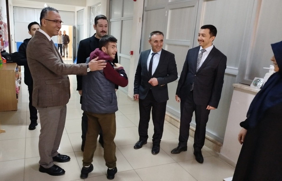 YENİCE KAYMAKAMI İLE İLÇE MİLLİ EĞİTİM MÜDÜRÜNDEN OKUL ZİYARETLERİ