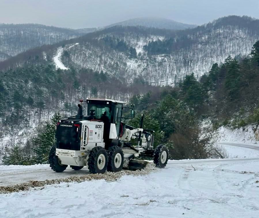 İLÇE ÖZEL İDARE EKİPLERİ KAPANAN KÖY YOLLARINI AÇTI