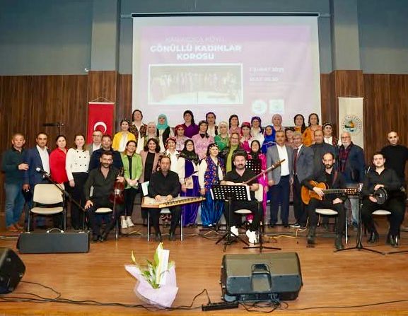 KÖYLÜ KADINLARDAN OLUŞAN KARAKOCA KOROSUNUN ÜNÜ ŞEHİR DIŞINA TAŞTI