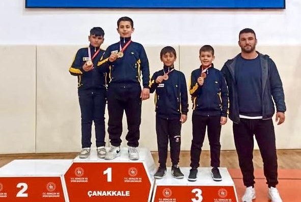 ÇAN ÖZER ORTAOKULU GÜREŞÇİLERİ BÖLGE ŞAMPİYONASINA GİDİYOR