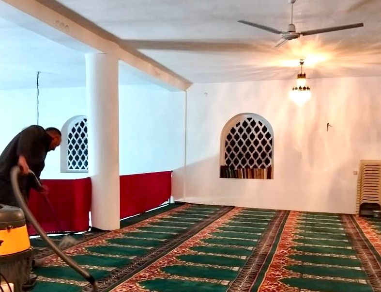 KÖY CAMİSİNİ KENDİ İMKANLARIYLA TEMİZLETTİLER