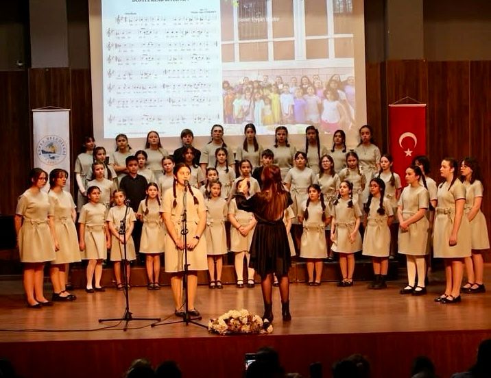 ÇOK SESLİ ÇOCUK KOROSU MÜZİKSEVERLERLE BULUŞTU