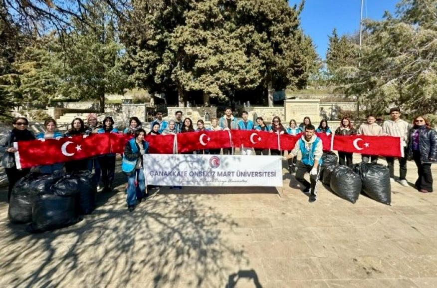 ŞEHİTLİKTE ÖĞRENCİLERDEN GÖNÜLLÜ TEMİZLİK