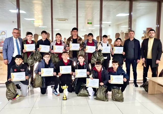 YILDIZ ERKEKLER VOLEYBOL TAKIMINDAN İLÇE MİLLİ EĞİTİM MÜDÜRÜNE ZİYARET