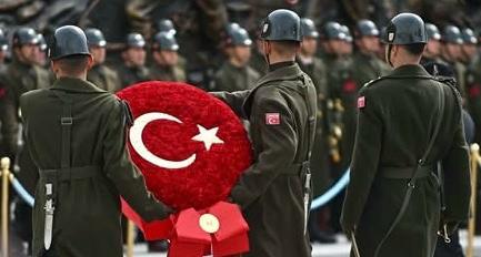 ÇANAKKALE DENİZ ZAFERİ, ŞEHİTLER ABİDESİNDEKİ TÖRENLE TAÇLANDI