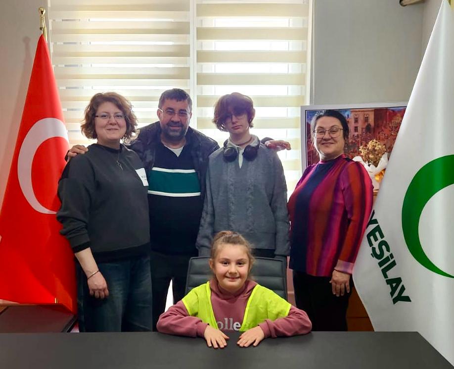 YEŞİLAY’DA KOLTUK BİR GÜNLÜĞÜNE GENÇLERİN