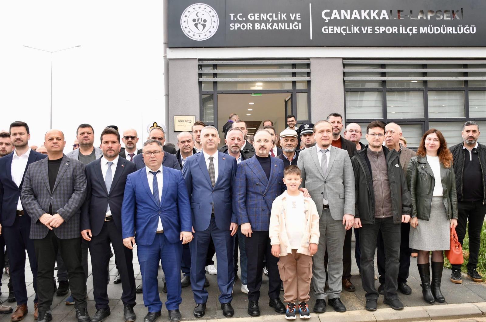 İÇİŞLERİ BAKAN YARDIMCISI TURAN, BAYRAMI MEMLEKETİNDE KUTLADI