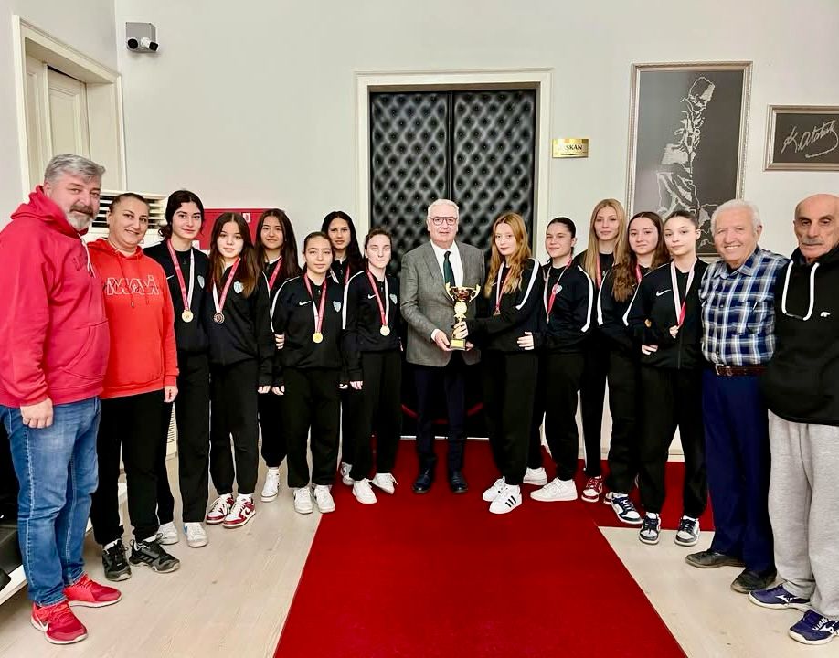 ŞAMPİYON YEŞİL BAYRAMİÇSPOR, ZAFER SEVİNCİNİ BELEDİYE BAŞKANIYLA PAYLAŞTI