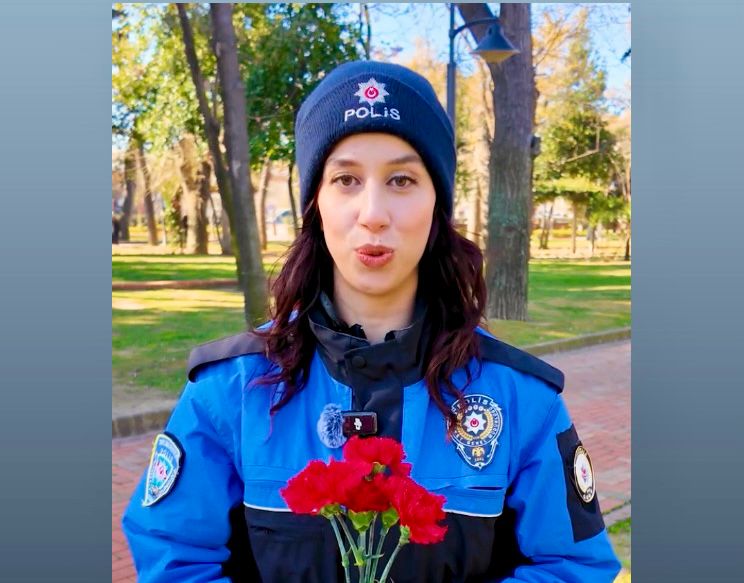 ÇANAKKALE POLİSİNDEN “KADINLAR GÜNÜ” SÜRPRİZİ-VİDEOLU HABER