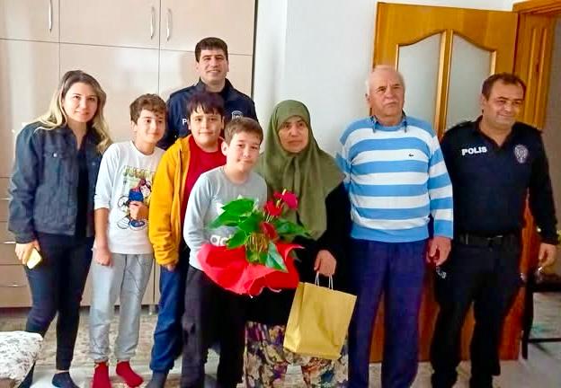 OSMAN ÇANERİ İLKOKULU ÖĞRENCİLERİNDEN ŞEHİT POLİS AİLESİNE ZİYARET