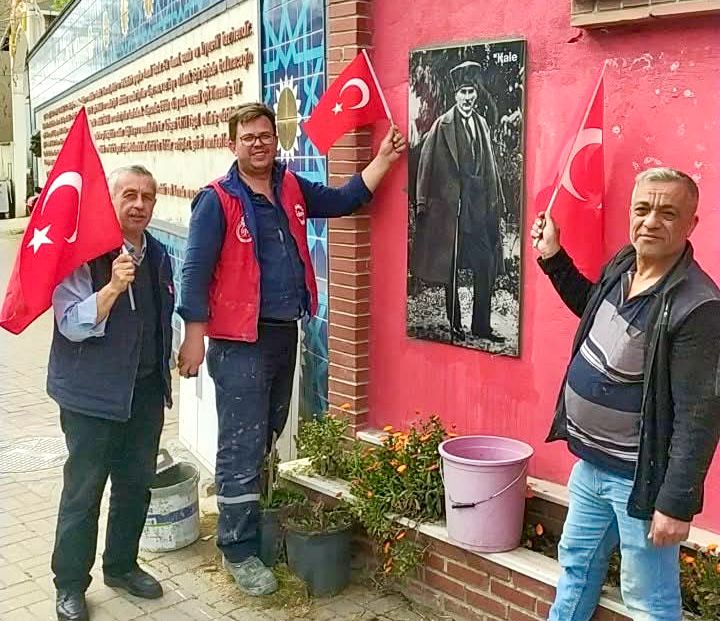 MAHALLE SAKİNLERİNDEN ÇEŞMEYE ATATÜRK POSTERİ…