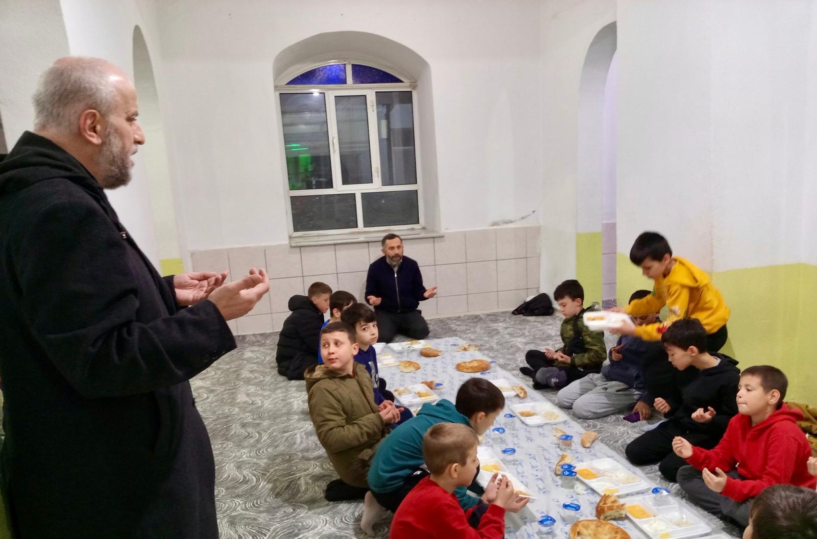 ÇAN MÜFTÜSÜ EKİN, İFTARDA GENÇLERLE BULUŞTU