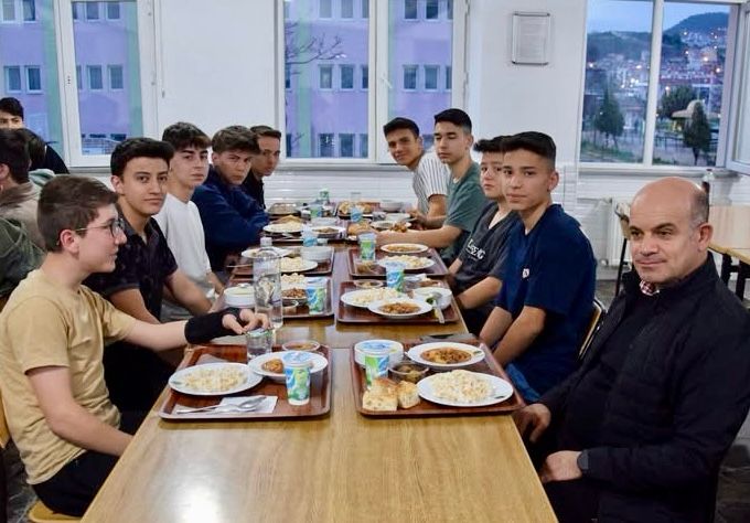 KAYMAKAM VE MİLLİ EĞİTİM MÜDÜRÜ, FEN LİSESİ ÖĞRENCİLERİYLE İFTAR AÇTI