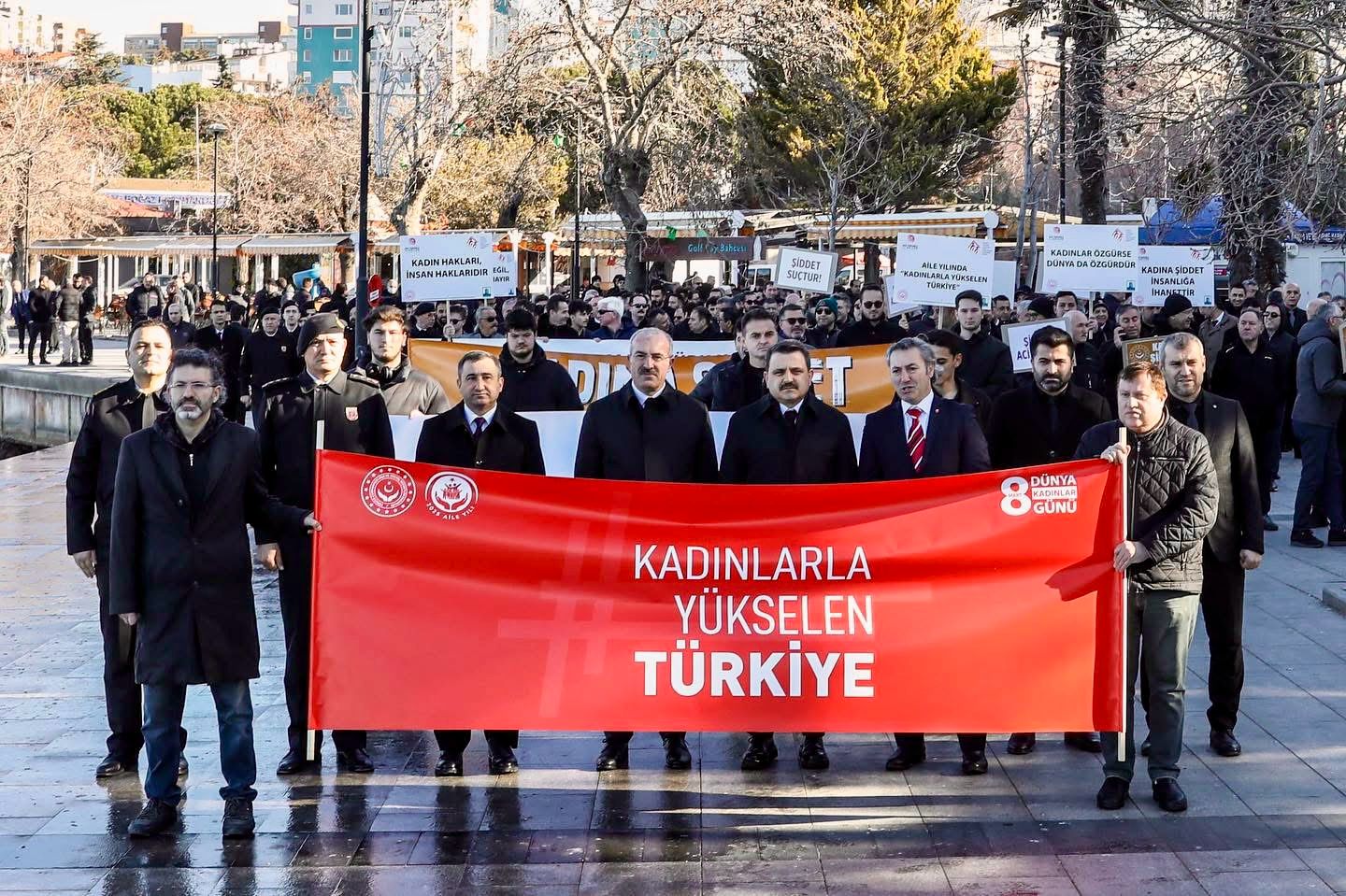ÇANAKKALE’DE KADINA ŞİDDETE KARŞI FARKINDALIK YÜRÜYÜŞÜ