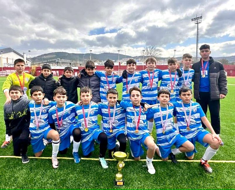 ÇAN ŞEHİT ENGİN EKER ORTAOKULU KÜÇÜK ERKEKLERDE İL ŞAMPİYONU