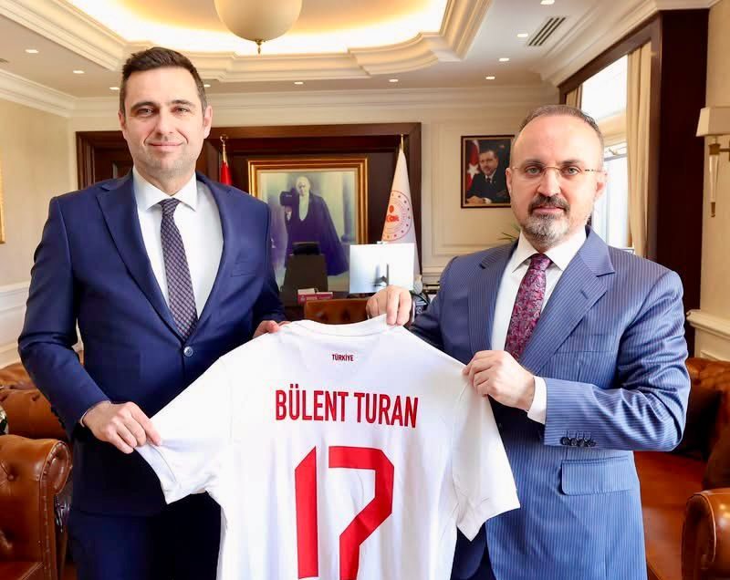 TFF BAŞKAN VEKİLİNDEN İÇİŞLERİ BAKAN YARDIMCISI TURAN’A FORMA HEDİYESİ