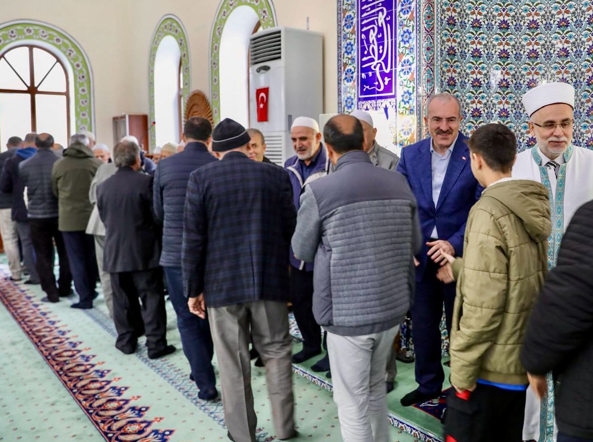 ÇANAKKALE VALİSİ BAYRAM NAMAZINDA VATANDAŞLARLA BAYRAMLAŞTI