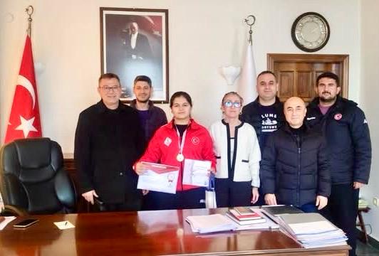 ŞAMPİYON ÖĞRENCİLERDEN BAŞKANA TEŞEKKÜR ZİYARETİ