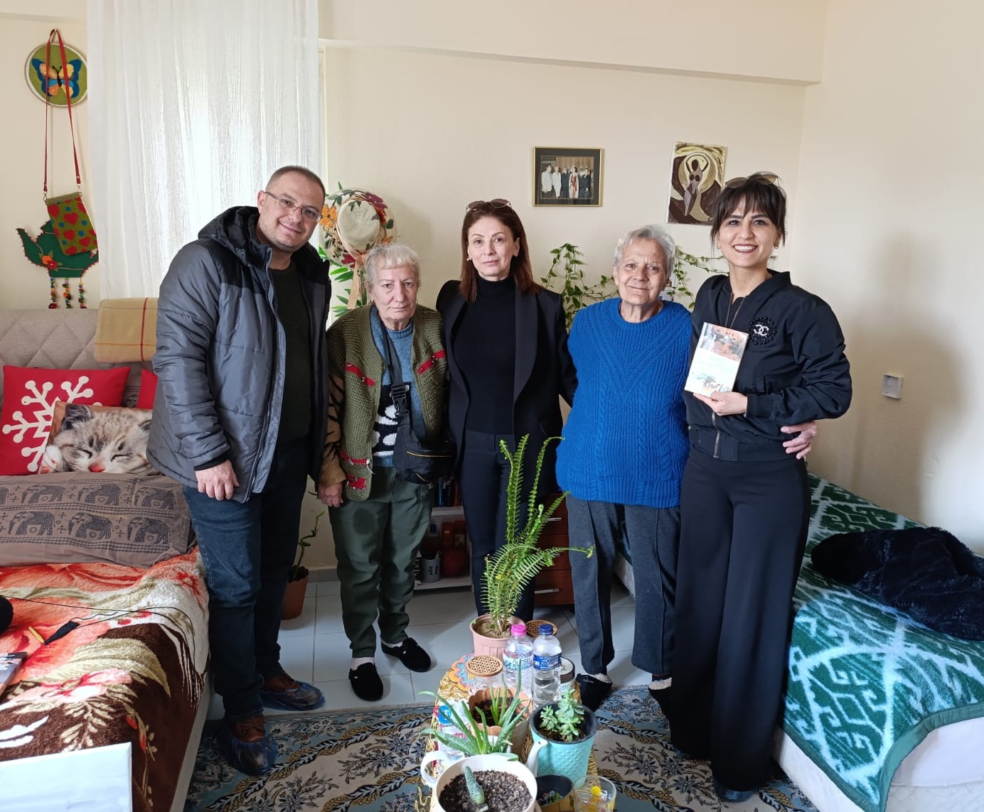 KAYMAKAMLIK ÇALIŞANLARI HUZUREVİ SAKİNLERİNİ SEVİNDİRDİ