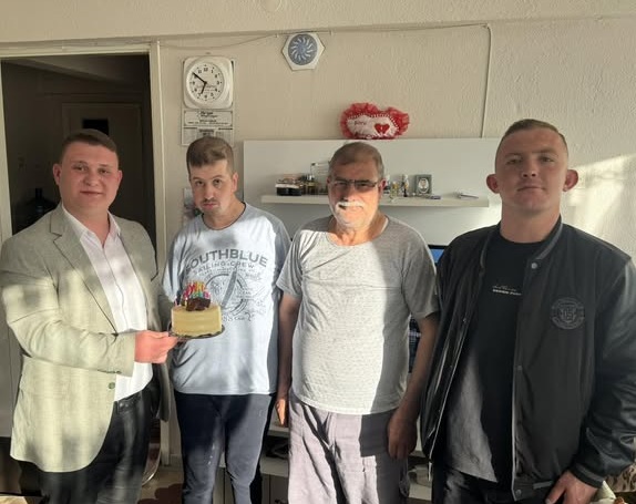 BİR PASTA ÖMRE BEDEL… BU MUTLULUK GÖRÜLMEYE DEĞER…