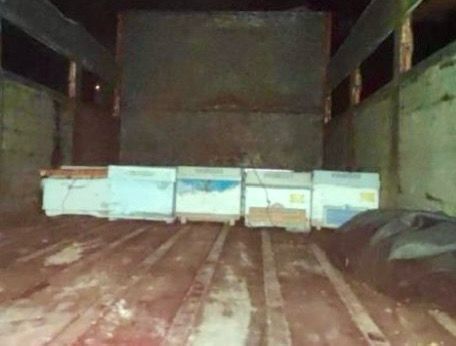 35 ADET ARI KOVANINI KAMYONETE YÜKLERKEN SUÇÜSTÜ YAKALANDILAR