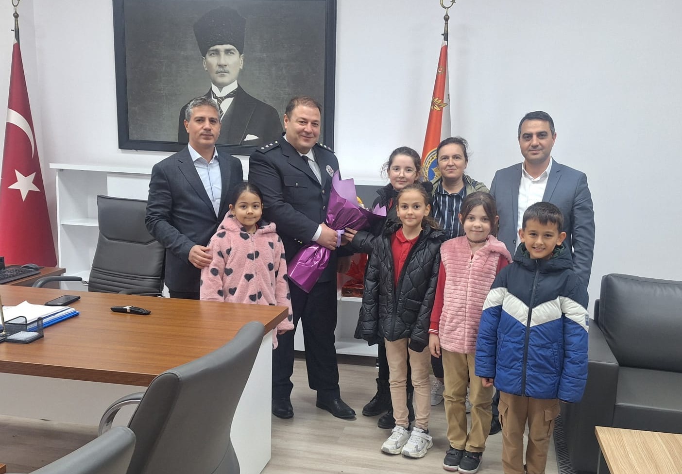 İLKOKUL ÖĞRENCİLERİNDEN ÇAN İLÇE EMNİYET MÜDÜRLÜĞÜNE KUTLAMA ZİYARETİ