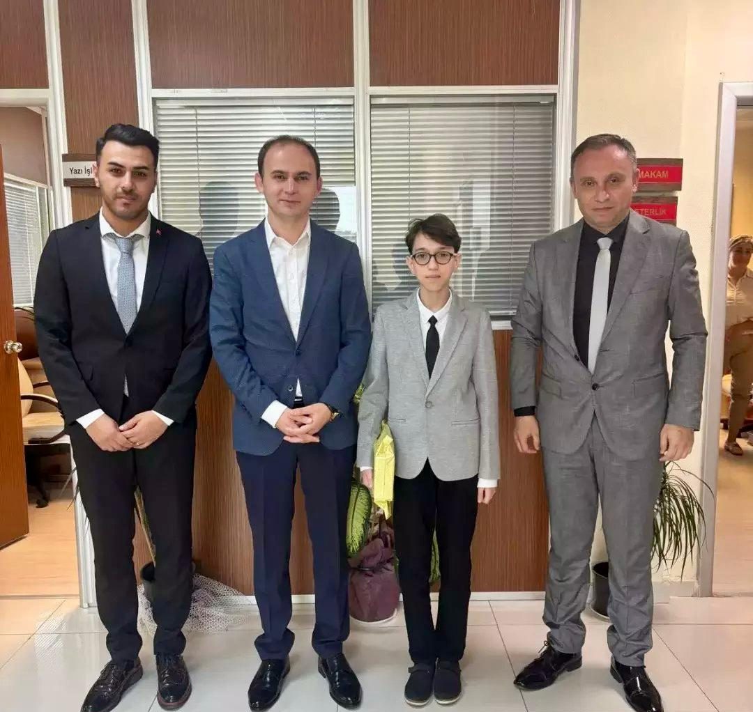 23 NİSAN İÇİN TEMSİLİ OLARAK KAYMAKAMLIK MAKAMINA OTURDU