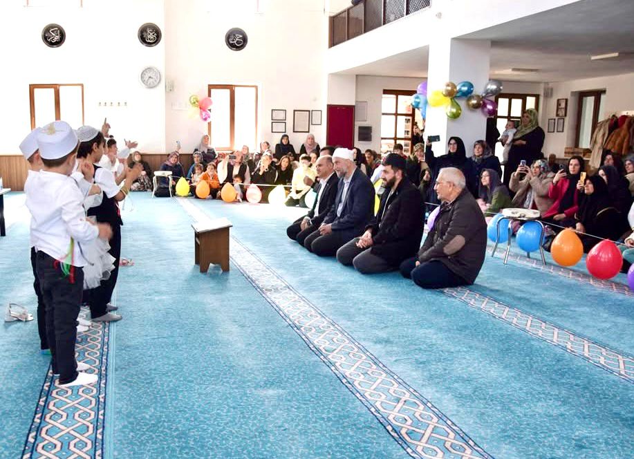 MİNİK KURSİYERLERİN KUR’AN-KERİM’E GEÇME COŞKUSUNA ORTAK OLDULAR