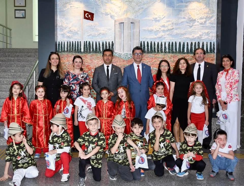 ÇOMÜ’LÜ ÇOCUKLARDAN 23 NİSAN ZİYARETİ
