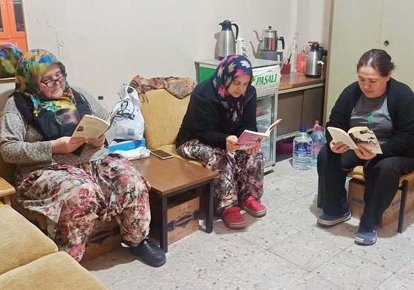ÇAN HACI FATMA BODUR MTAL’DEN OKUMA SAATİ VE “ÖĞRETMENİM NE OKUYOR PANOSU”…