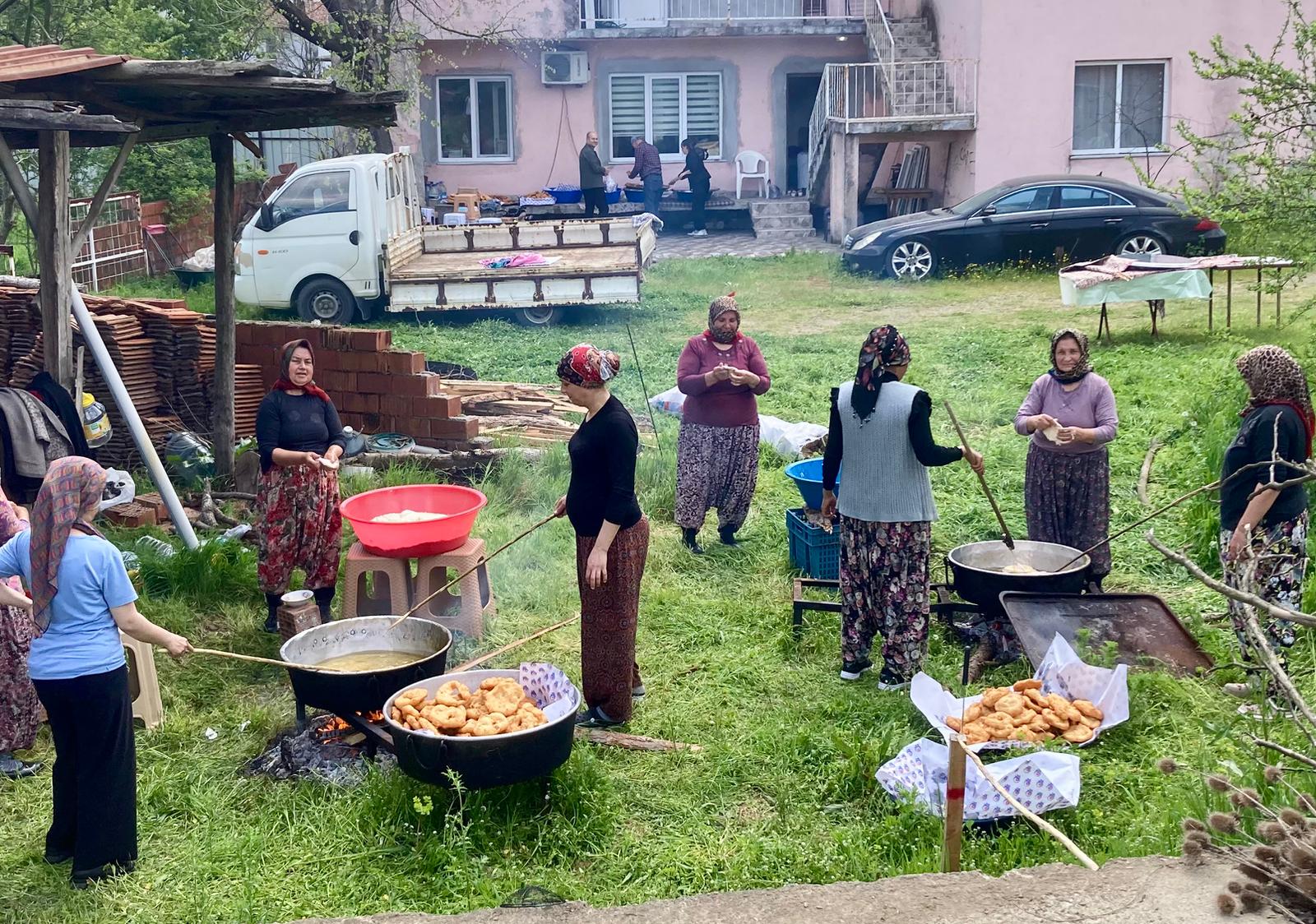 BABASI ADINA KALKIM’DA LOKMA DAĞITTI