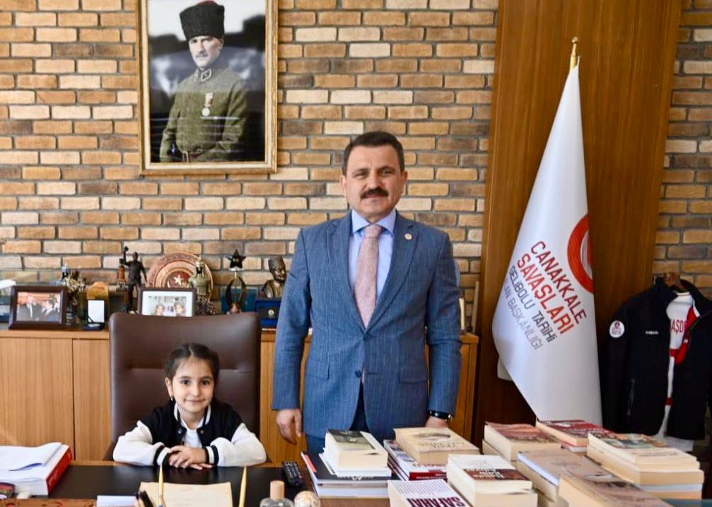 BİR GÜNLÜĞÜNE TARİHİ ALAN BAŞKANLIĞINI DEVRALDI