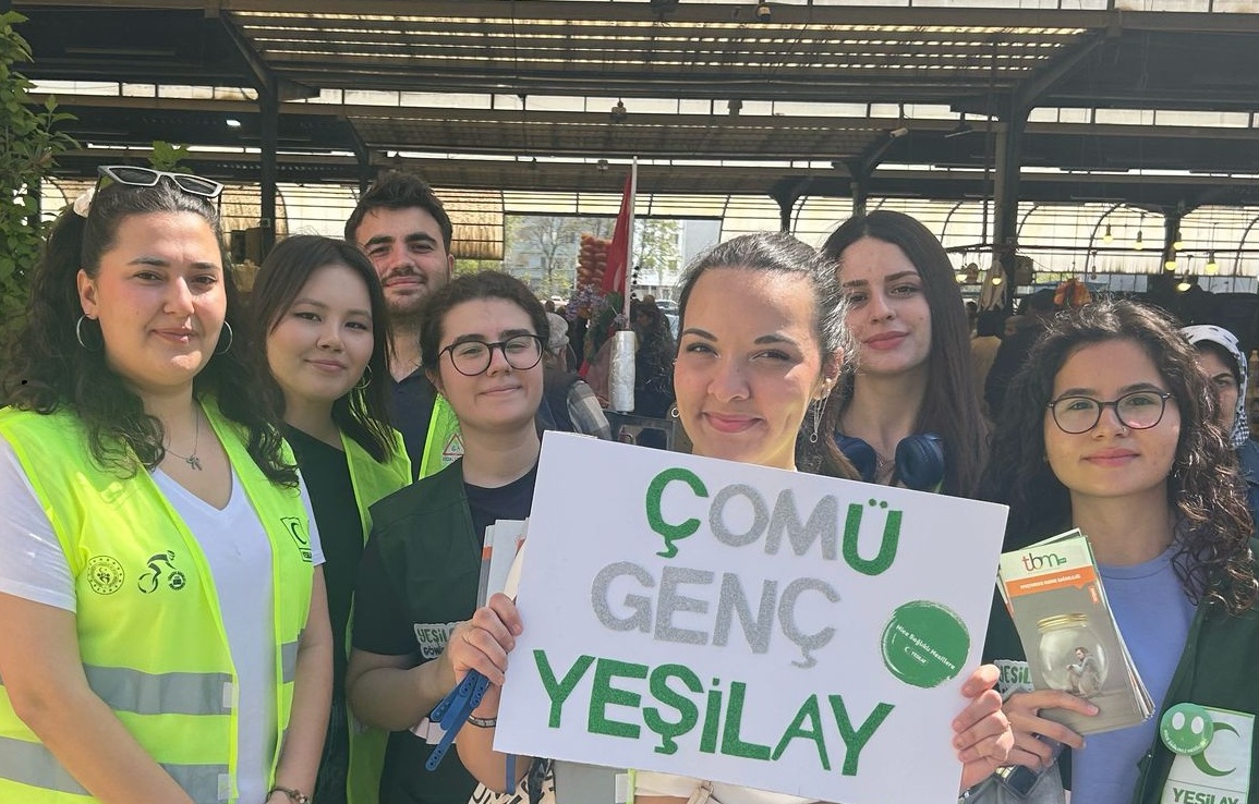GENÇ YEŞİLAY KULÜBÜNDEN BROŞÜR DAĞITIMI