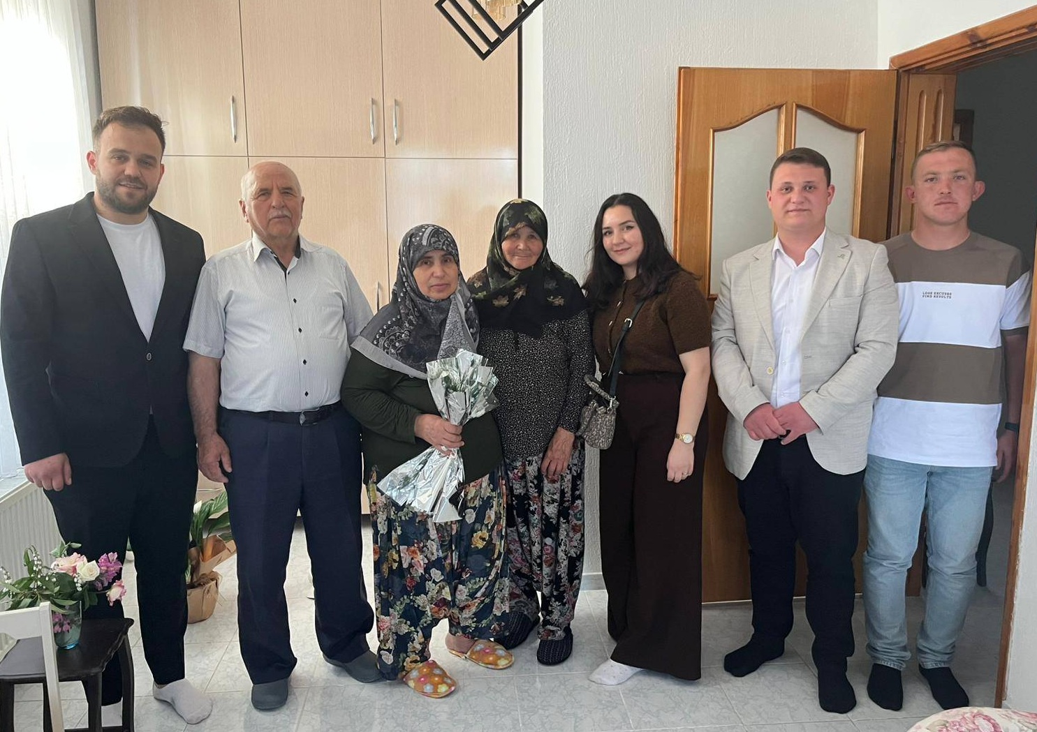 ŞEHİT ANNELERİ İLE PARK VE HASTANE AYIRMAKSIZIN TÜM ANNELERİN GÜNÜNÜ KUTLADILAR