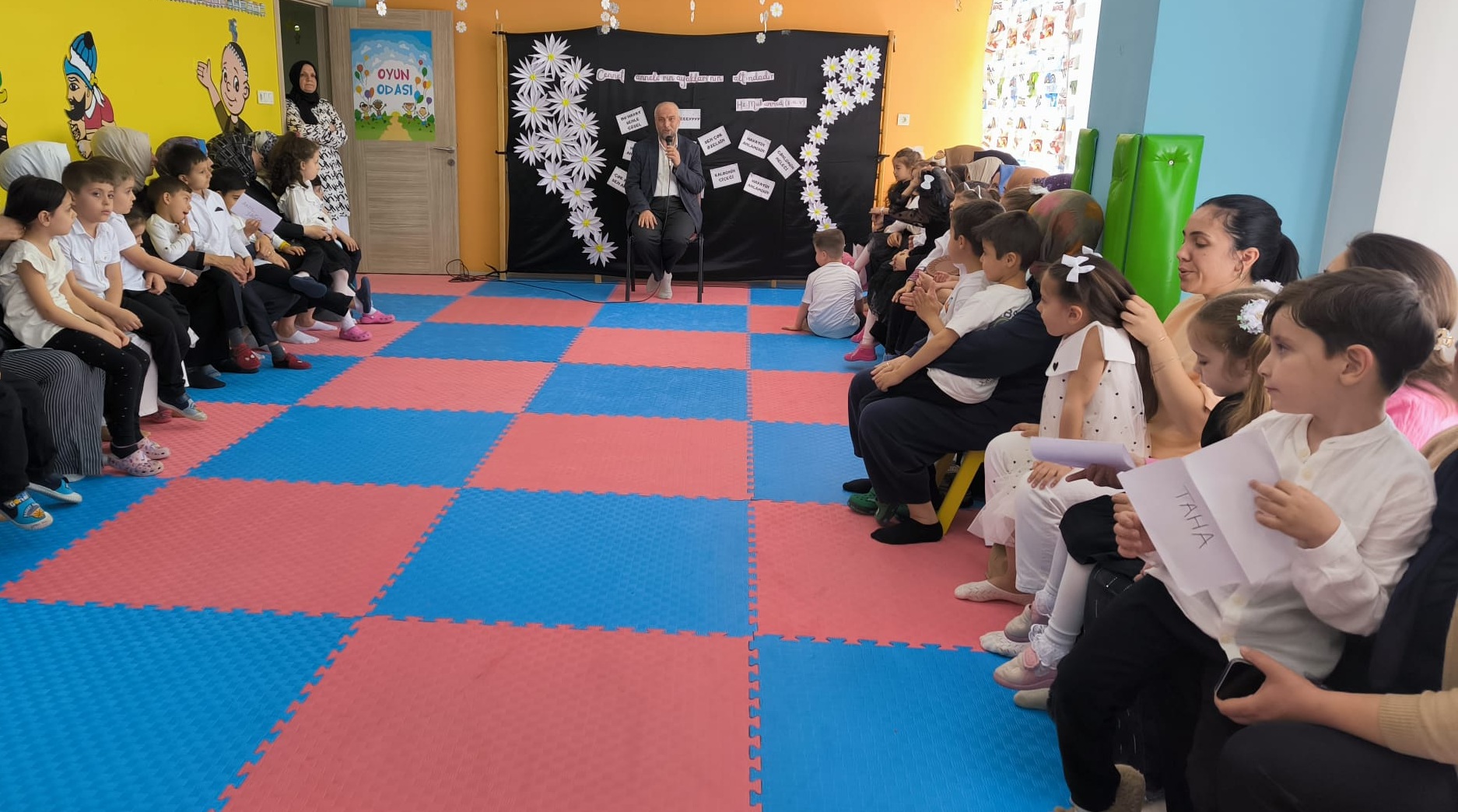 MİNİK YÜREKLERDEN ANLAMLI ANNELER GÜNÜ PROGRAMI