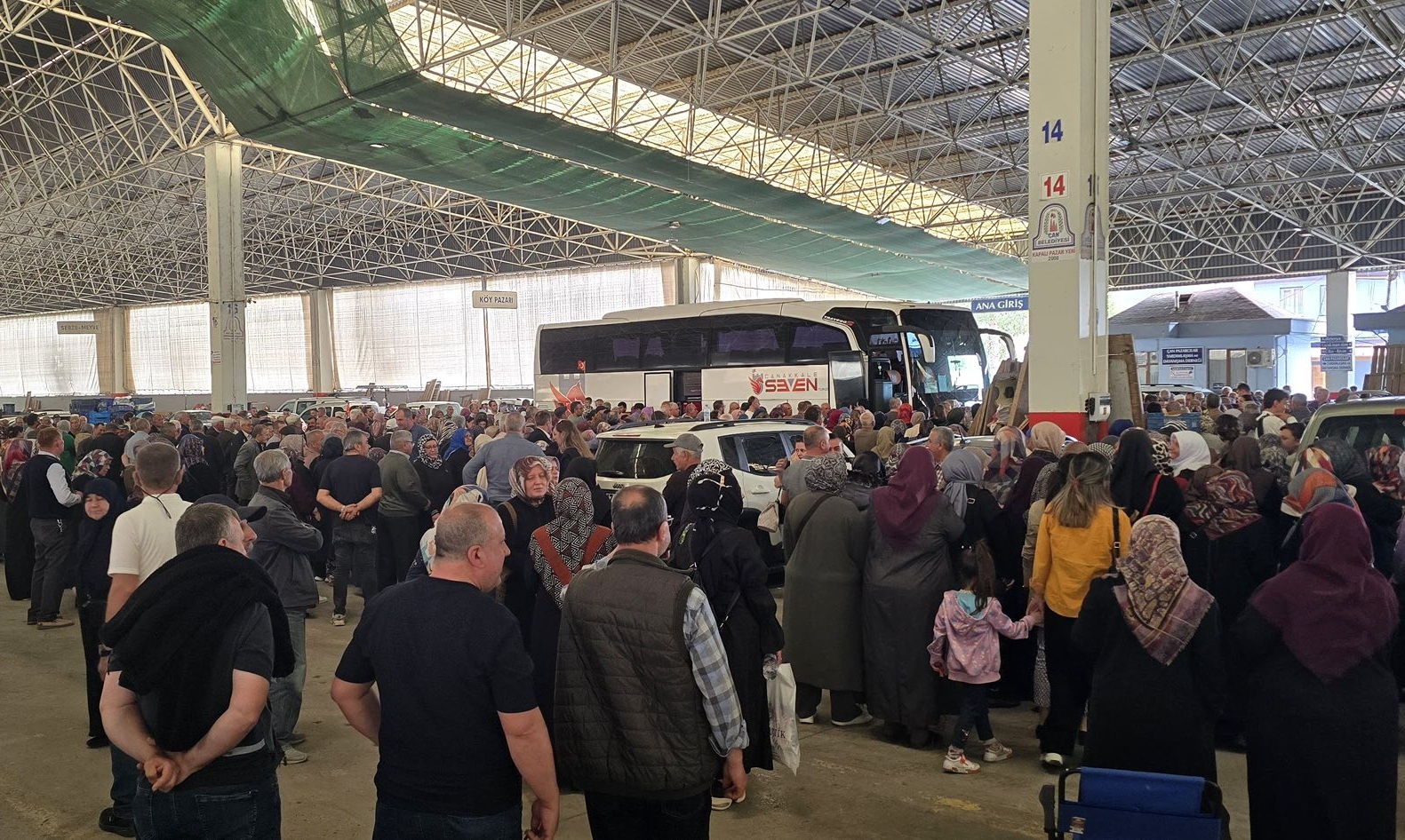 ÇAN’DAN ÖZEL ŞİRKETLE 40 HACI ADAYI DUALARLA UĞURLANDI