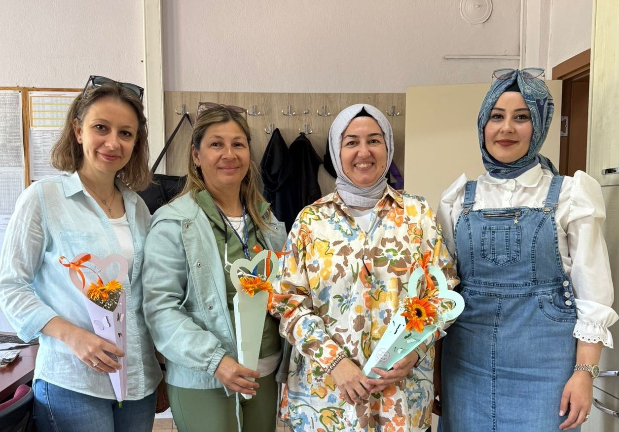 ÇAN’DAKİ ORTAOKULDAN KADIN ÖĞRETMENLERE ANNELER GÜNÜ JESTİ